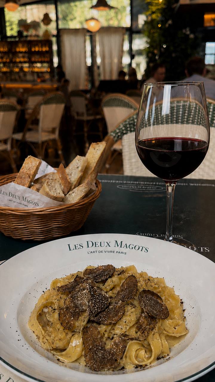Jantar ao ar livre com vinho e pães