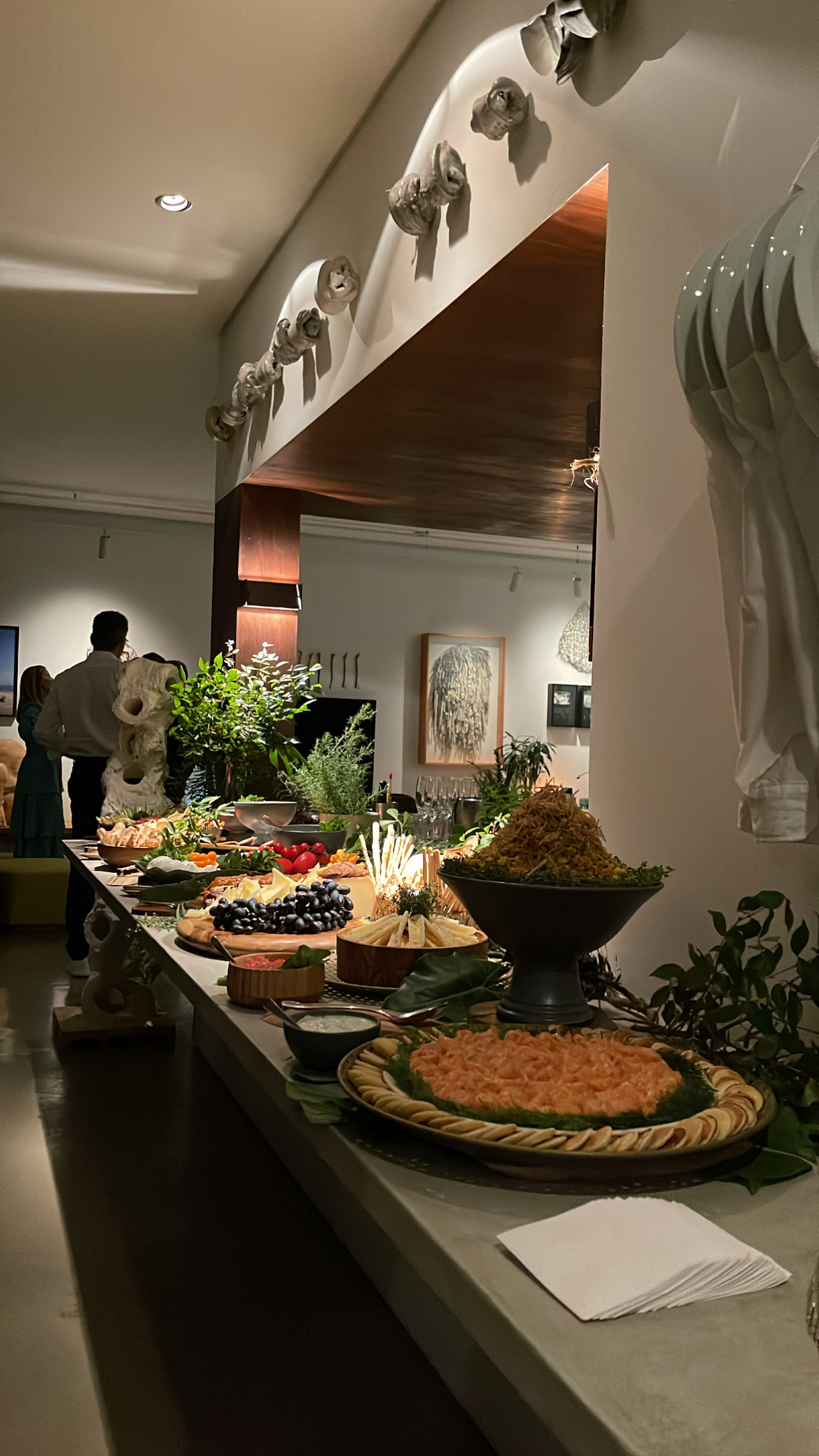 Mesa de buffet com pratos e acompanhamentos em ambiente elegante