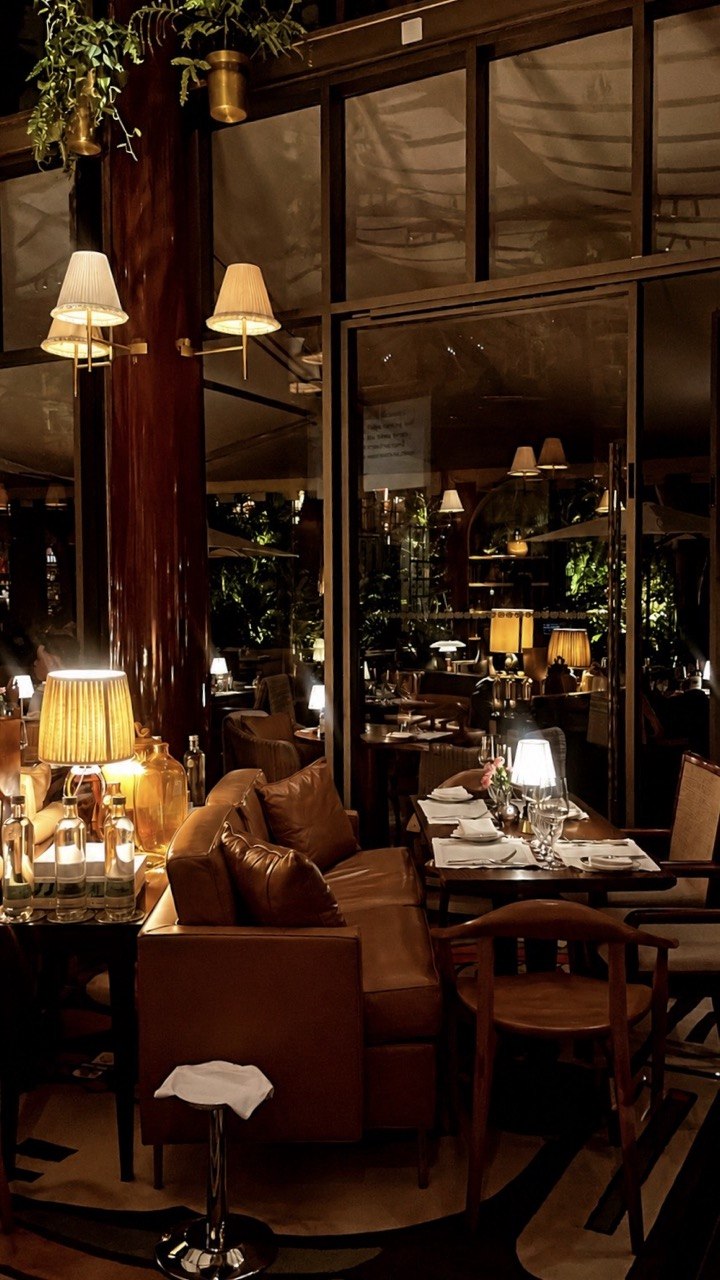 Restaurante iluminado com ambientes aconchegantes