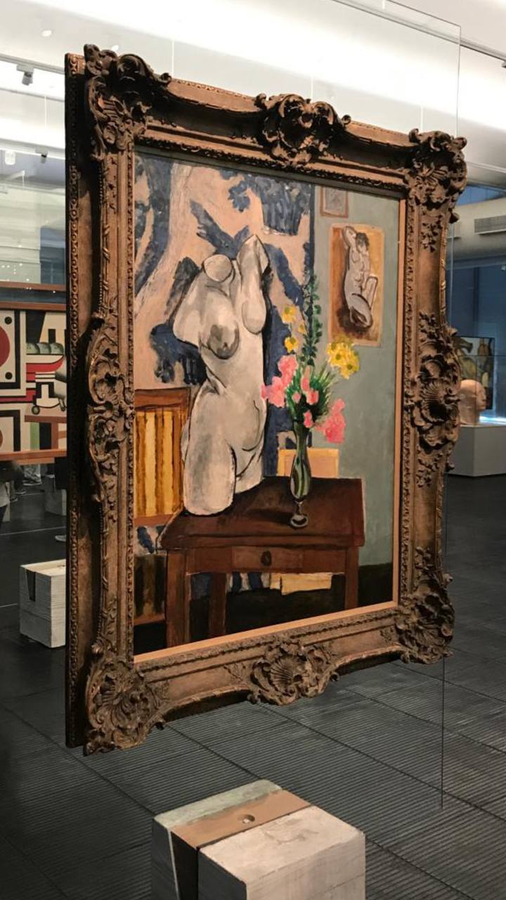 Quadro emoldurado em museu de arte