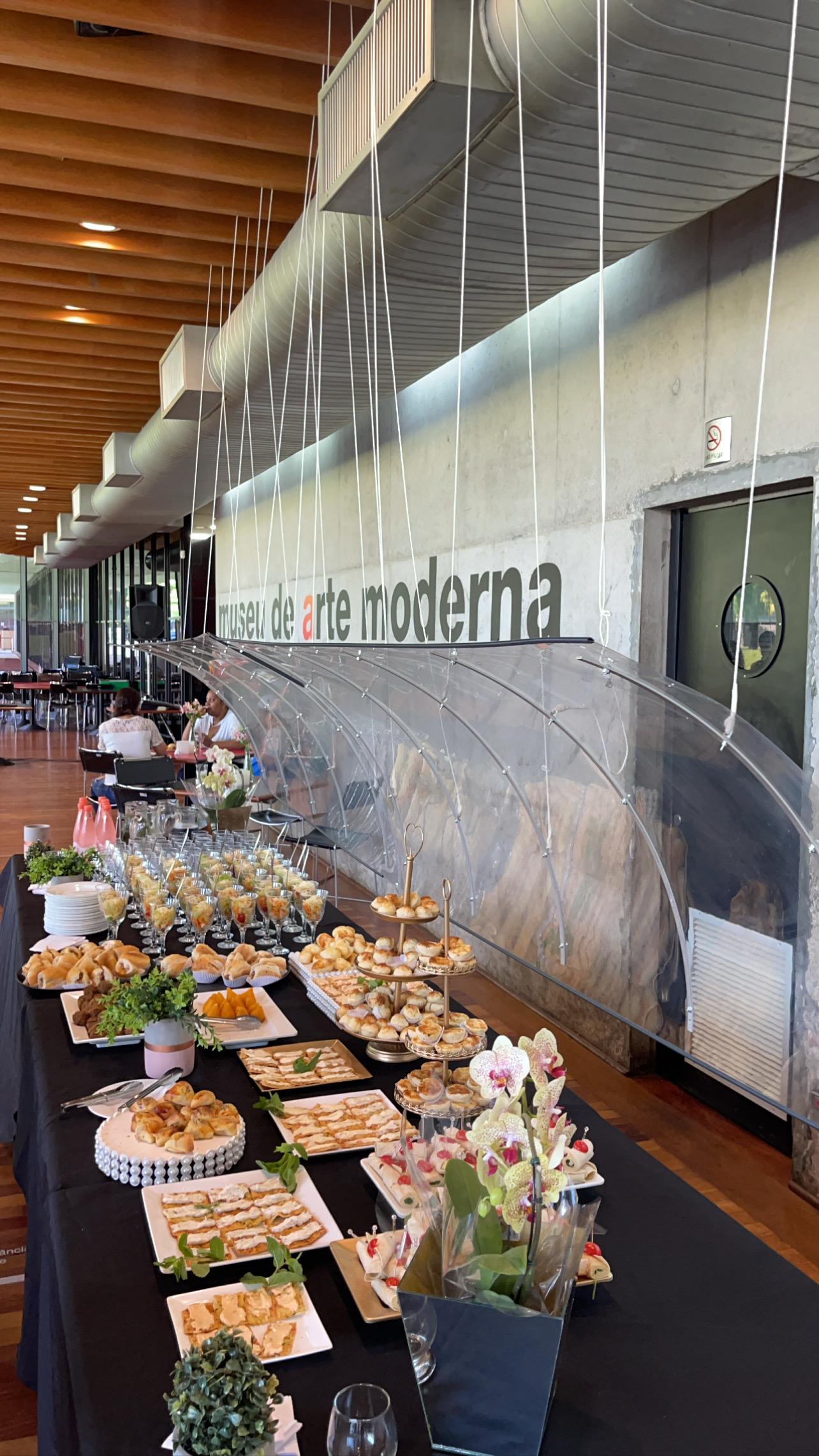 Mesa com sobremesas e petiscos em museu de arte moderna