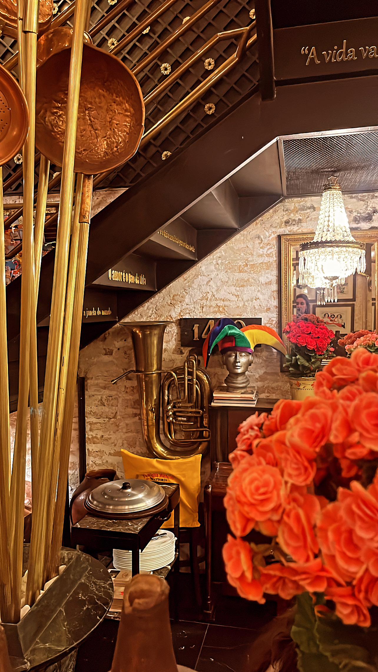 Detalhe de restaurante elegante com flores laranja e elementos decorativos